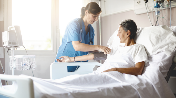 Infirmier/ère qui assiste un patient à l’hôpital