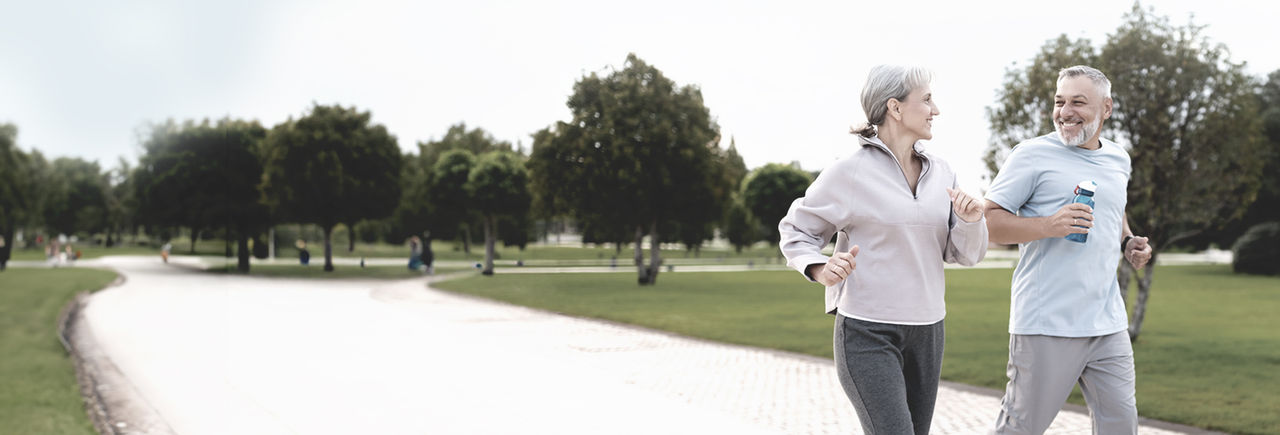 Un homme et une femme d’âge moyen qui courent, mettant en avant les options de traitement de Boston Scientific