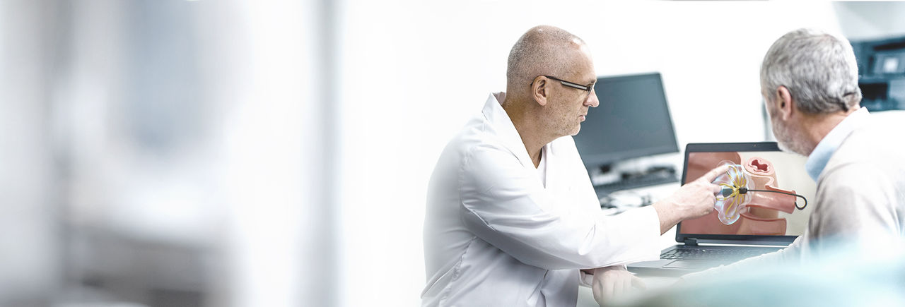 Un médecin et un patient qui parlent du traitement par PFA