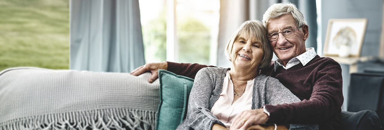 Couple souriant, faisant référence aux histoires de patients.