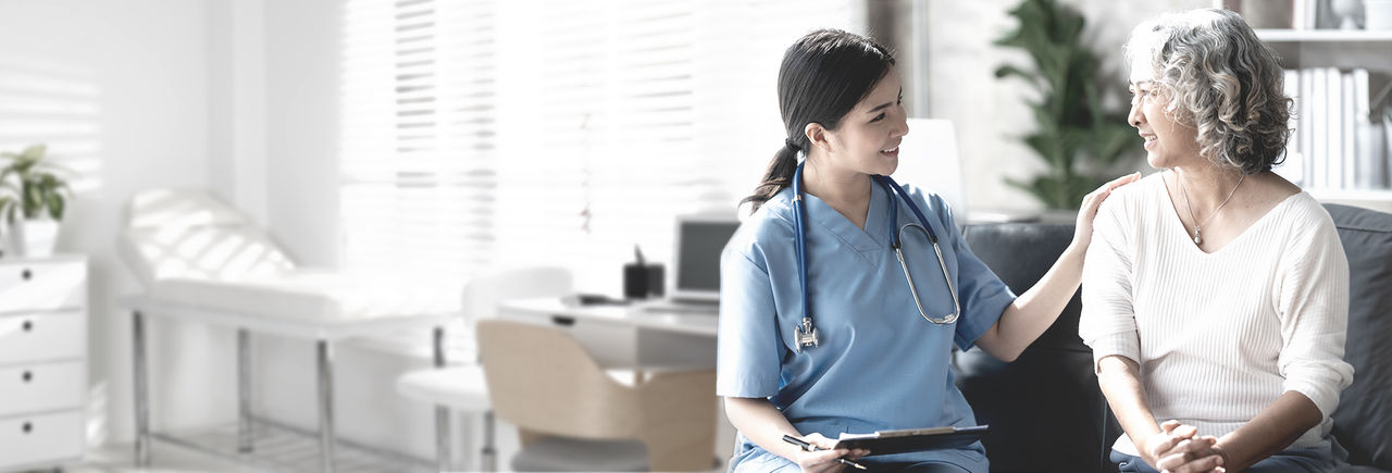 Médecin discutant des options de traitement avec une femme d’âge moyen